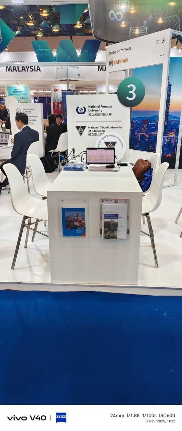 Exhibition meeting desk with brochure pockets and chairs